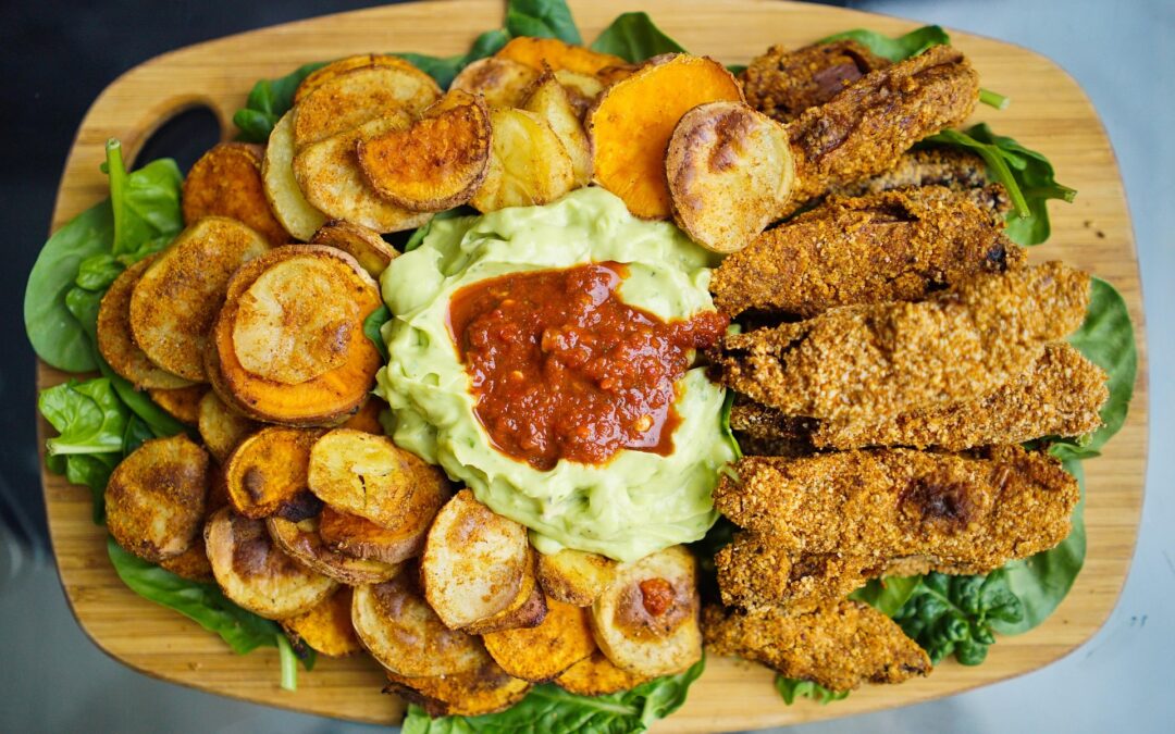 Vegane Bioprodukte mit Gemüsechips, Dip und pflanzlichen Snacks